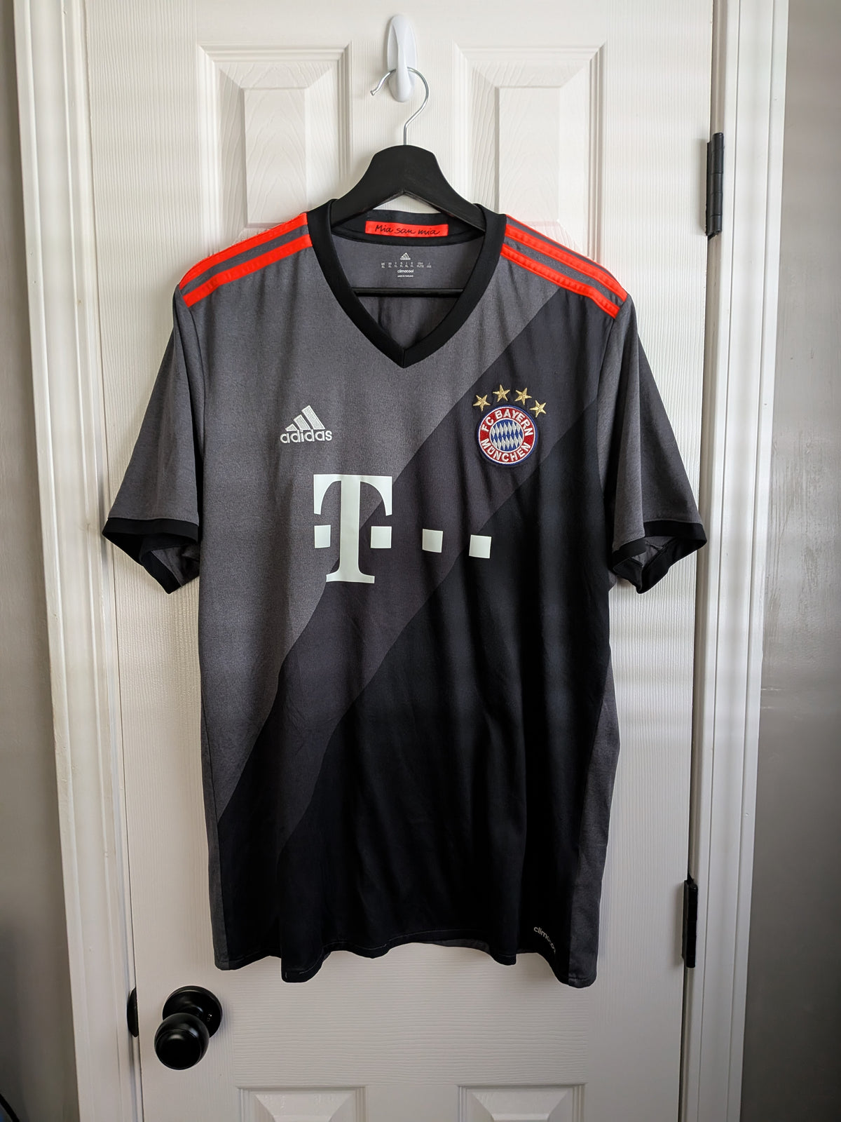 2016-17 Bayern Munich Away Shirt