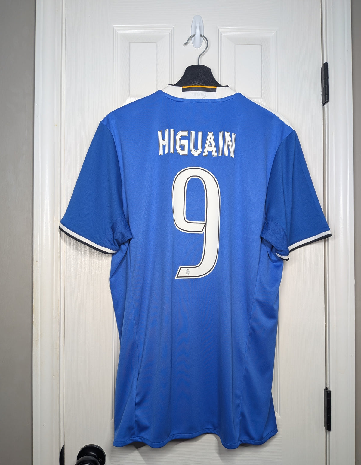 2016-17 Juventus Away Shirt - Higuaín #9
